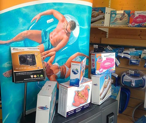 Magasin d'équipements de piscine avec présentoir d'accessoires aquatiques