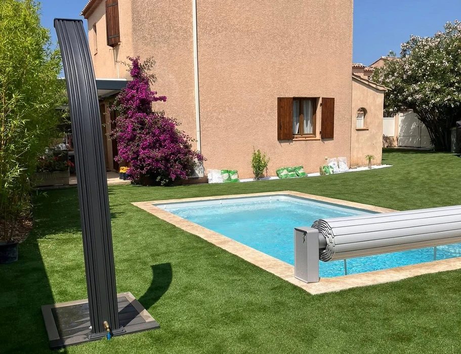 Piscine rectangulaire enterrée avec couverture automatique à lames, système d'enroulement motorisé