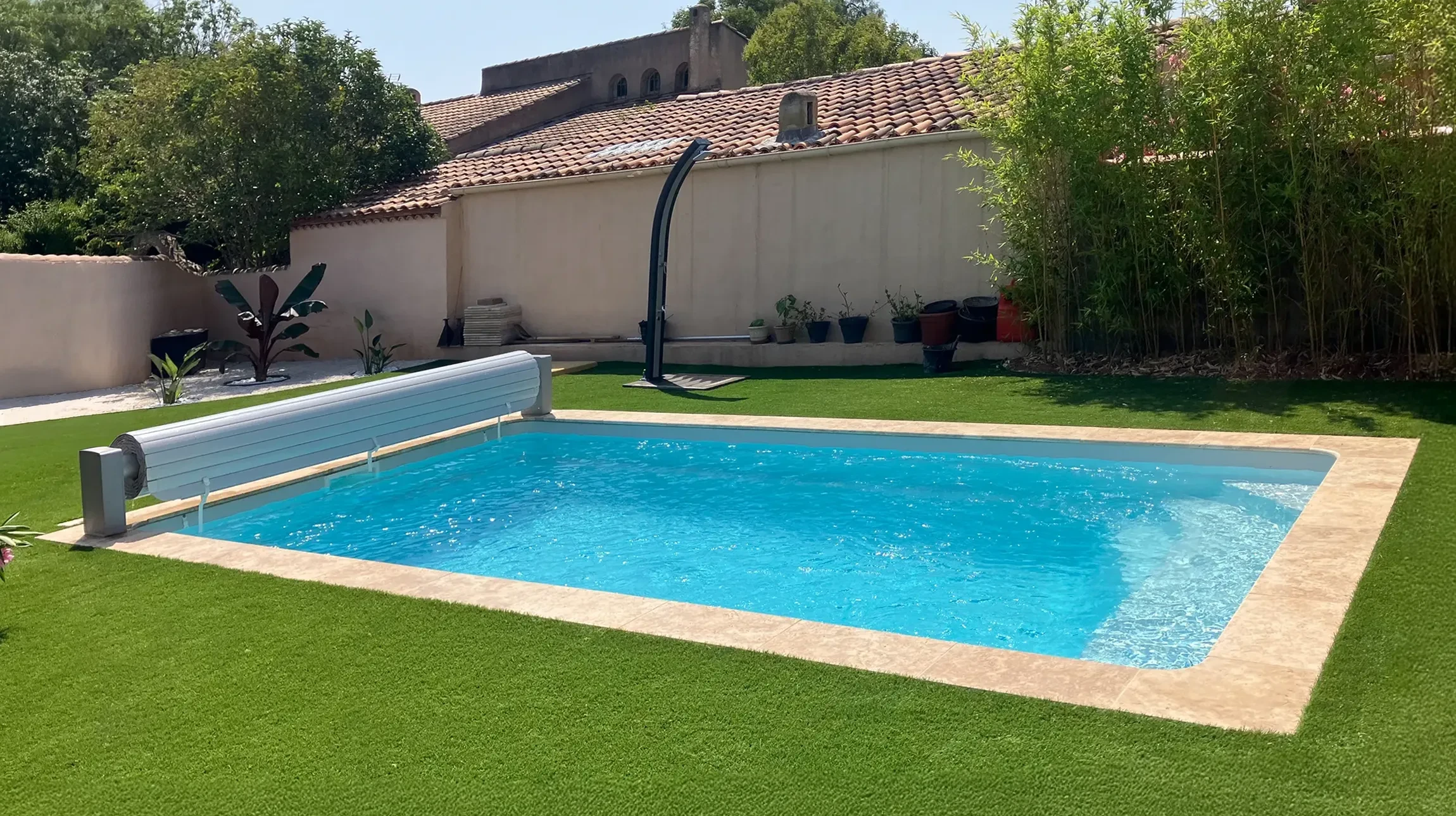 piscine bleue avec parquet en teck rayures vacances d'été