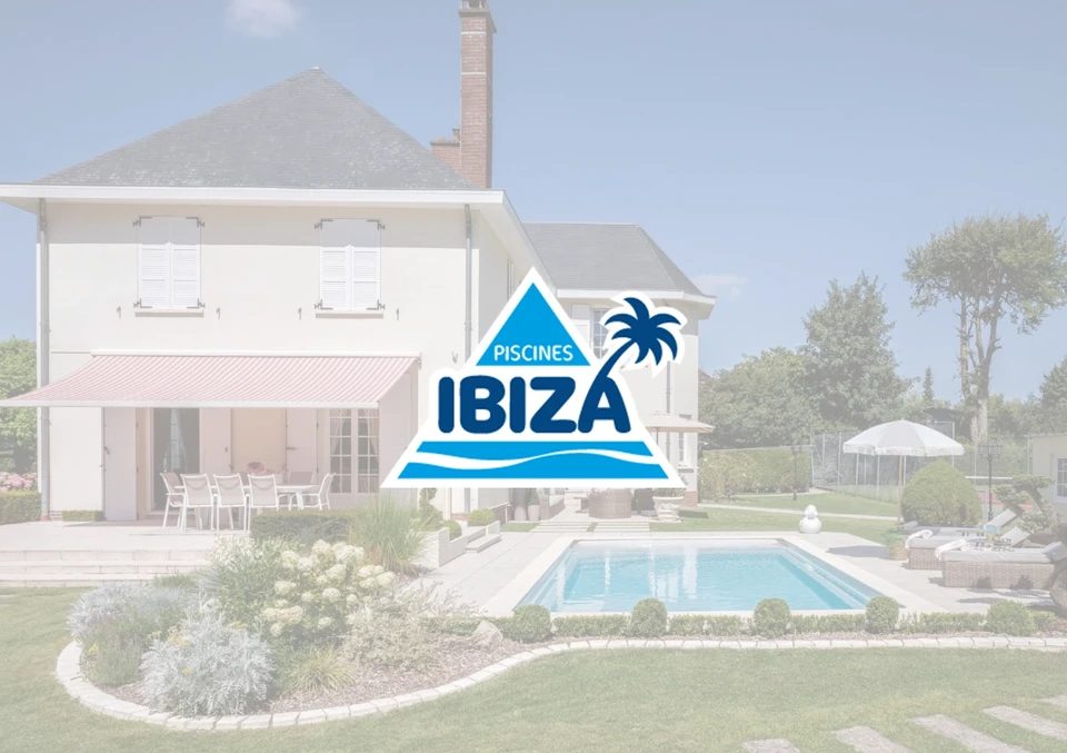 Piscine creusée extérieure de forme libre avec eau bleue cristalline, entourée d'une terrasse en pavés de béton beiges disposés en motif courbe