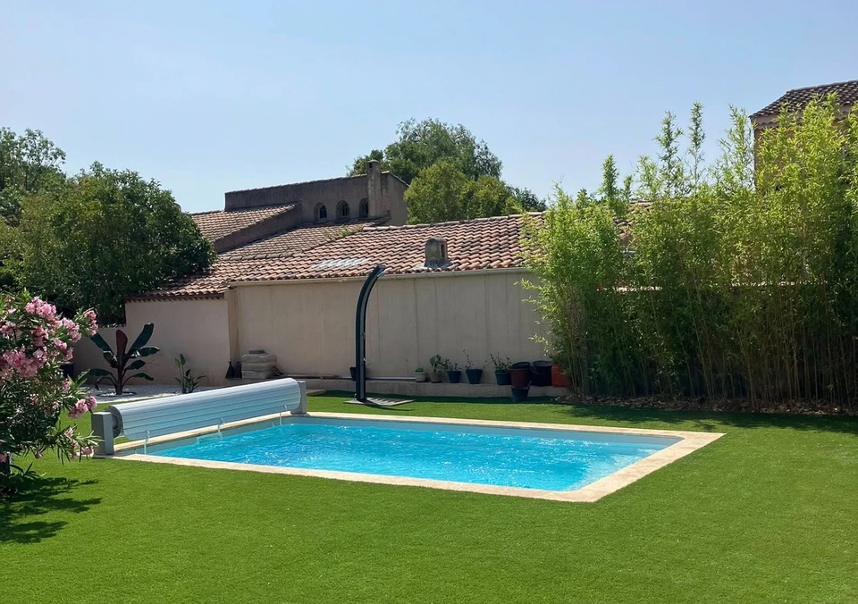 Chantier ext&eacute;rieur d'installation de piscine hors-sol ovale en cours de montage dans jardin r&eacute;sidentiel