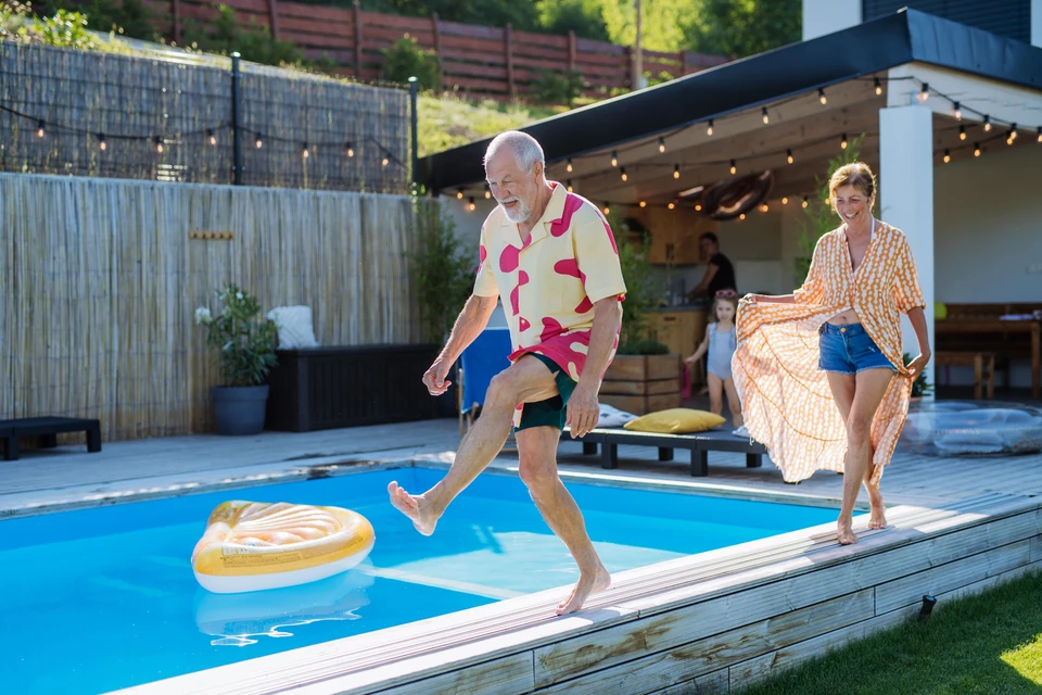 Arrangement de produits et équipements de nettoyage ménager disposés sur surface en bois