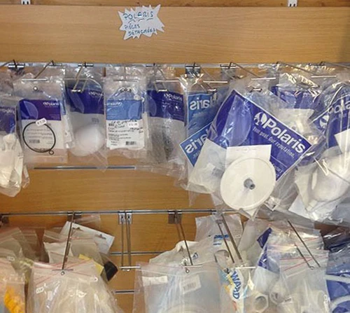 Piscine résidentielle vide en cours de finition dans un environnement extérieur luxueux