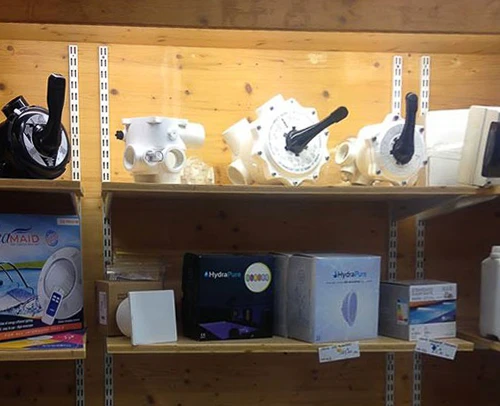 Piscine rectangulaire extérieure avec margelles en pierre naturelle et terrasse en lames de bois composite