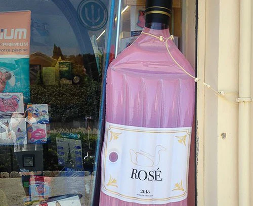 Piscine rectangulaire enterrée avec couverture automatique à lames, système d'enroulement motorisé