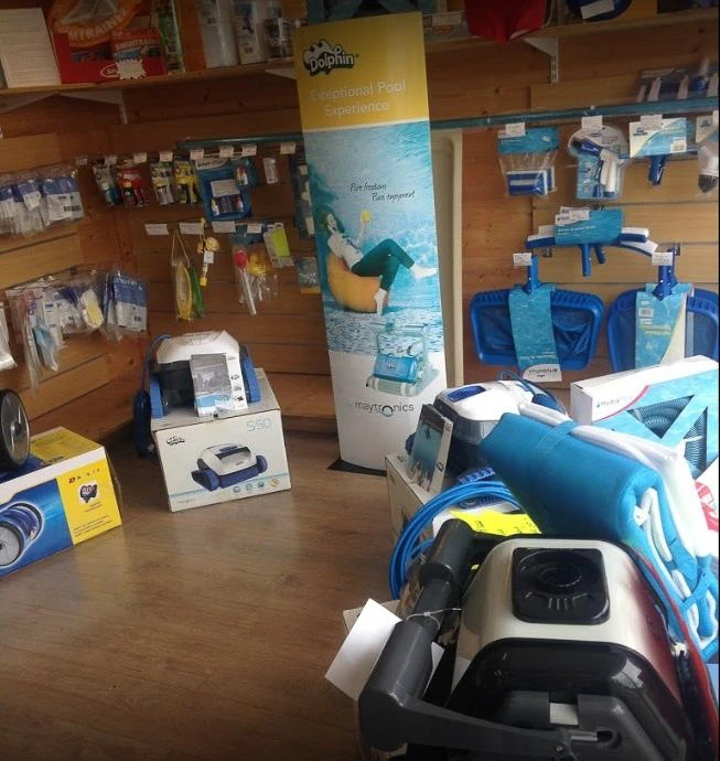 Piscine rectangulaire enterrée avec couverture automatique à lames, système d'enroulement motorisé