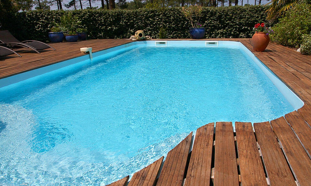 Espace extérieur résidentiel avec piscine rectangulaire à eau bleue claire