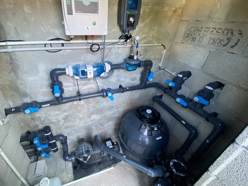 Extérieur résidentiel moderne avec unité de climatisation ou pompe à chaleur installée sur socle béton