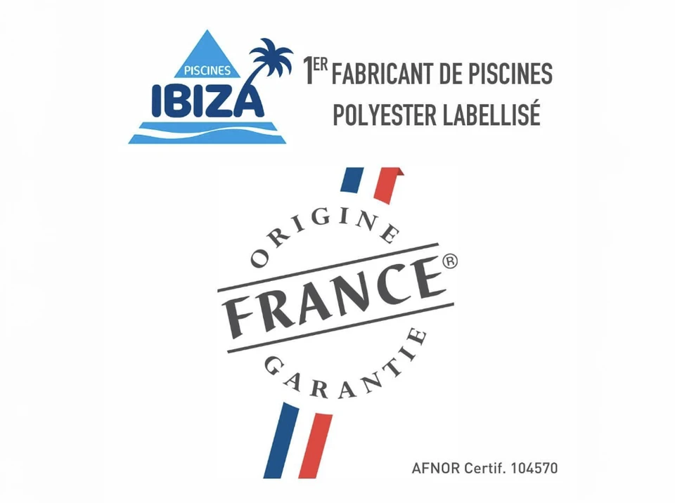 Sc&egrave;ne ext&eacute;rieure de nettoyage de piscine avec homme utilisant une &eacute;puisette &agrave; manche t&eacute;lescopique bleu pour nettoyer la surface de l'eau