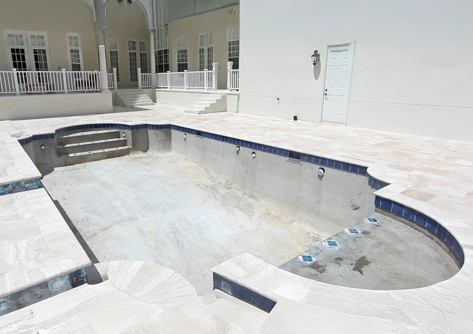 Mère et fille nageant dans une nouvelle piscine arrière avec chien un patio de pavés et de pelouse et jardins verts