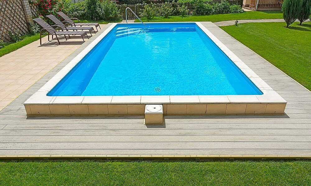 Espace extérieur résidentiel avec piscine rectangulaire à eau bleue claire
